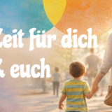 Eine Frau und ein Kind halten sich an den Händen, während sie im warmen Sonnenlicht im Freien spazieren gehen. Bunte Kreise überlagern das Bild. Der deutsche Text lautet: Zeit für dich & euch, was so viel bedeutet wie Zeit für dich & euch.