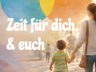 Eine Frau und ein Kind halten sich an den Händen, während sie im warmen Sonnenlicht im Freien spazieren gehen. Bunte Kreise überlagern das Bild. Der deutsche Text lautet: Zeit für dich & euch, was so viel bedeutet wie Zeit für dich & euch.