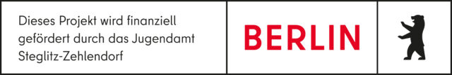 Ein Banner mit dem Text Dieses Projekt wird finanziell gefördert durch das Jugendamt Steglitz-Zehlendorf, dem Wort BERLIN in roter Schrift und einem schwarzen Bärensymbol, das für Berlin steht.